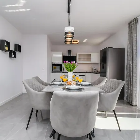 Silver Shine Apartment