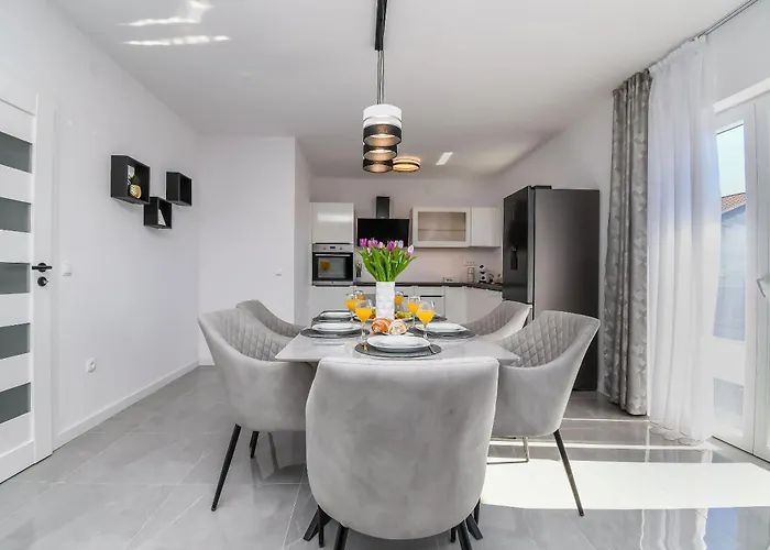 Silver Shine Apartment